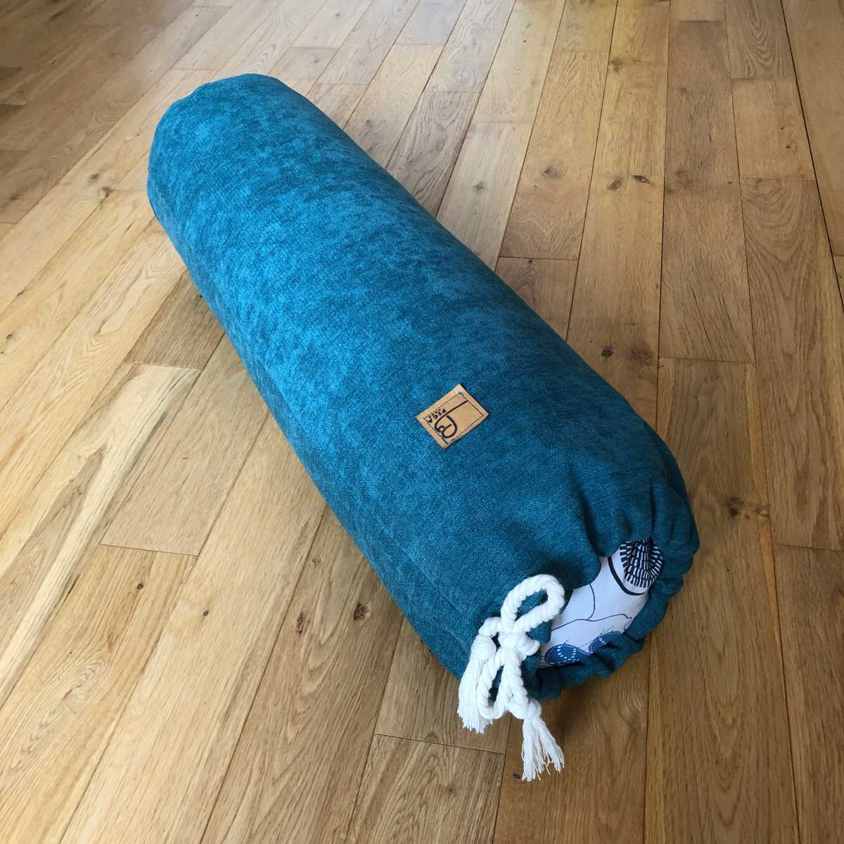 bolster pour yin yoga