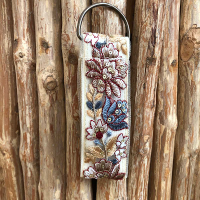 Porte-cls bracelet bohme en tissu indien beige dor bleu