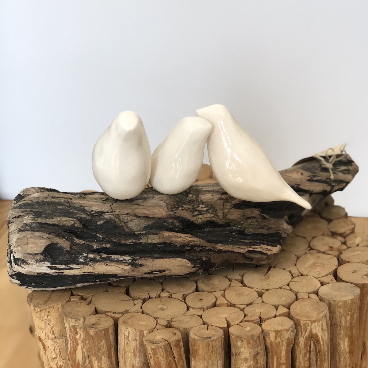 3 oiseaux en cramique sur bois flott