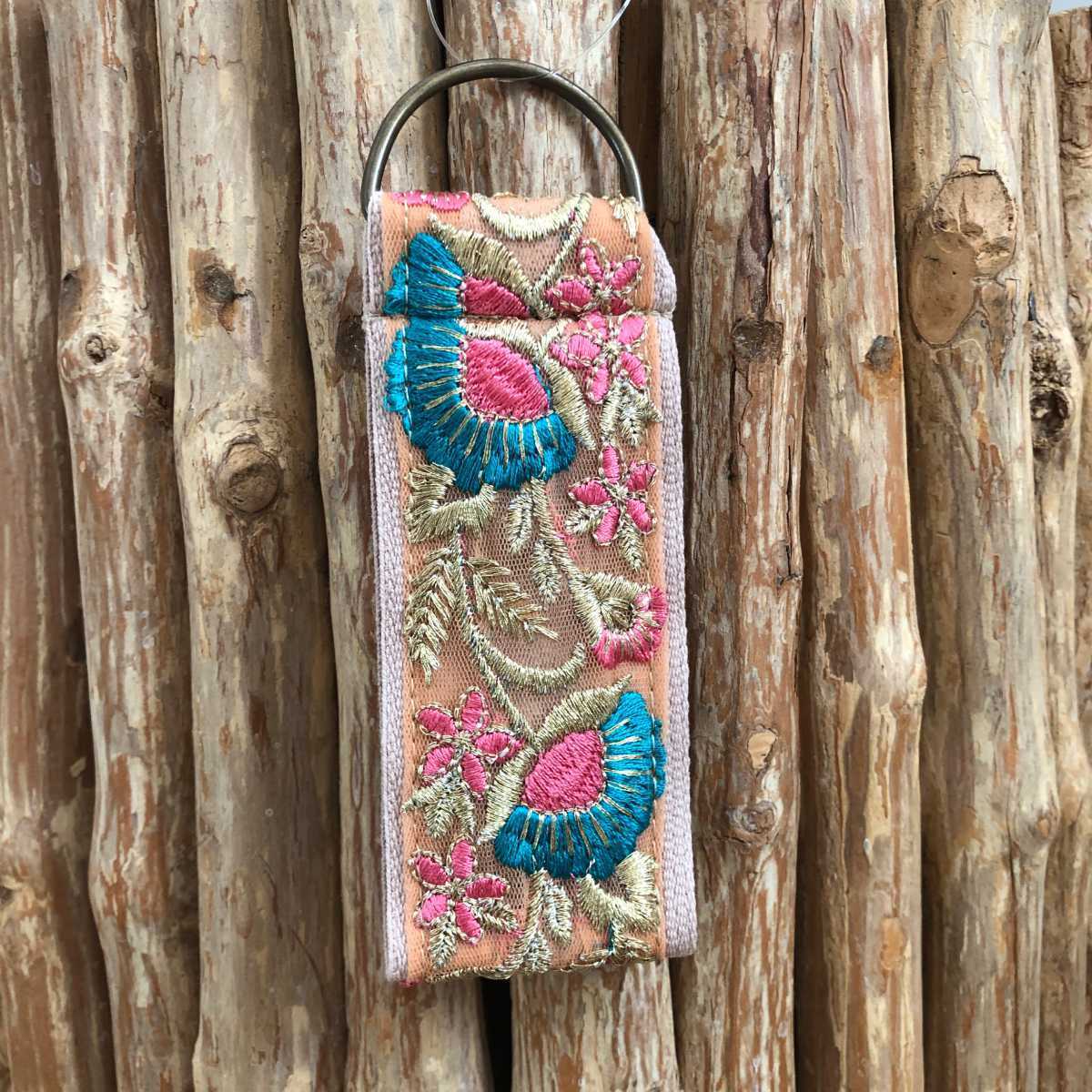 Porte-clés bracelet bohème en tissu indien bleu rose beige