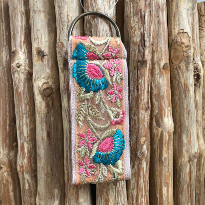 Porte-cls bracelet bohme en tissu indien bleu rose beige